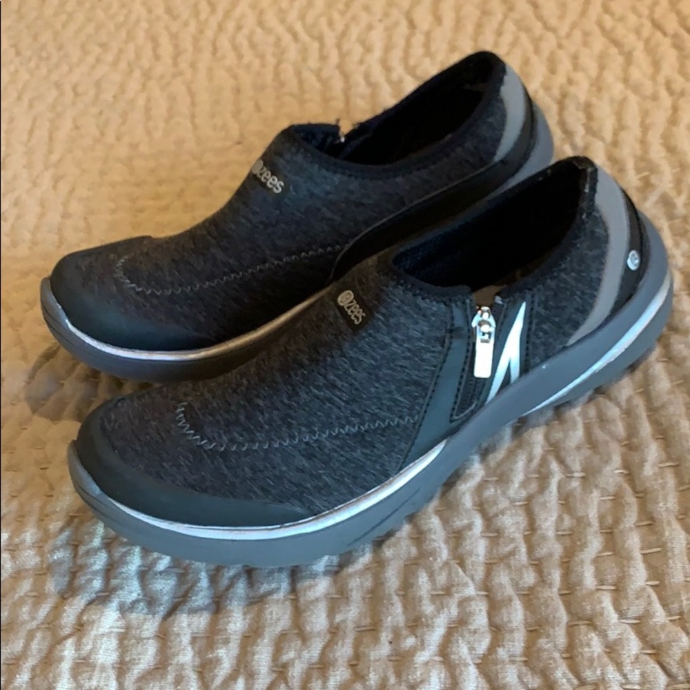 BZees Slip On Sneakers — Size 9M